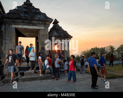 I turisti al cancello principale del Ratu Boko Palace composto al tramonto. La regione speciale di Yogyakarta, Java, Indonesia. Foto Stock