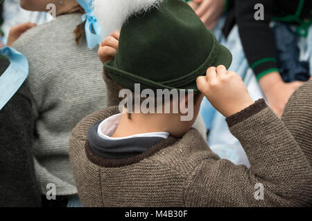 Piccolo ragazzo in costume nazionale,bavarese costumi nazionali Foto Stock