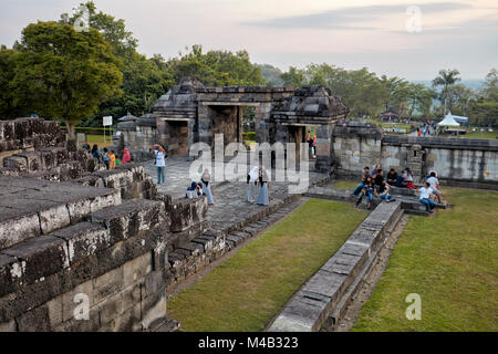 Il cancello principale di Ratu Boko Palace composto al tramonto. La regione speciale di Yogyakarta, Java, Indonesia. Foto Stock