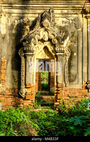 Una artistica cancello in edifici in mattoni di Yadana Hsemee Pagoda in complesso Inwa, ex capitale della Birmania Foto Stock