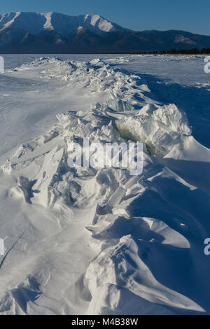 Hummocks di Ghiaccio del Lago Baikal e santo naso penisola. Foto Stock