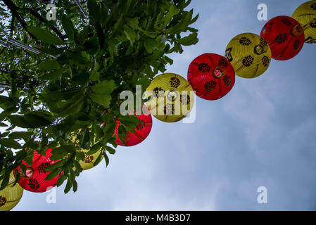Singapore,Chinatown,street decoration,lampions in giallo e rosso su strada Foto Stock