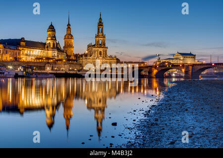 Tramonto al centro storico di Dresda con il fiume Elba Foto Stock