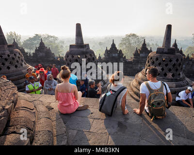 I turisti in Borobudur tempio buddista. Magelang Regency, Java, Indonesia. Foto Stock