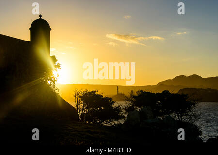 La retroilluminazione di una torre di vedetta della Rocca Fortaleza San Felipe,Puerto Plata, Repubblica Dominicana Foto Stock