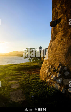 La retroilluminazione di una torre di vedetta della Rocca Fortaleza San Felipe,Puerto Plata, Repubblica Dominicana Foto Stock