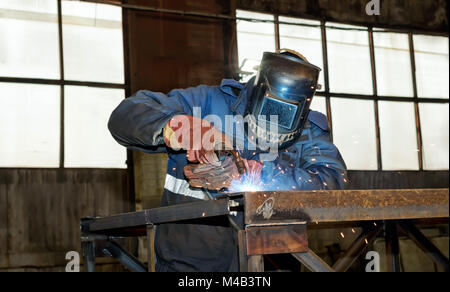 Semi-automatico di saldatura di strutture metalliche nel negozio Foto Stock