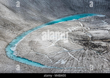 Blu acqua glaciale in un ghiacciaio sul vulcano Mutnovsky,Kamchatka,Russia Foto Stock