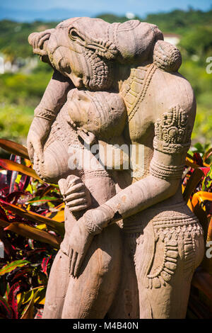 Statue buddiste nei giardini botanici in Nevis island,St.Kitts e Nevis,dei Caraibi Foto Stock