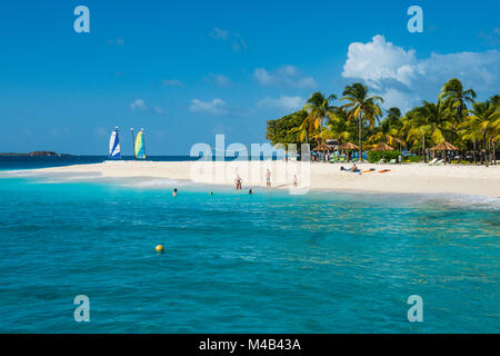 Catamarani su un bellissimo da palme spiaggia di sabbia bianca di Palm Island,Grenadine Isole,San Vincent e Grenadine,dei Caraibi Foto Stock