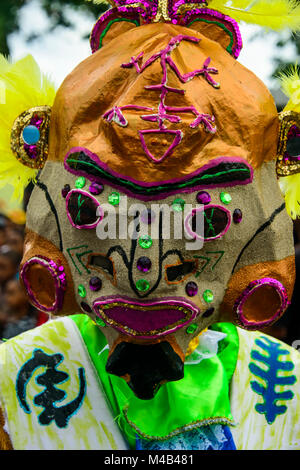 Courful vestito uomo mascherato sul carnevale di Santo Domingo, Repubblica Dominicana Foto Stock