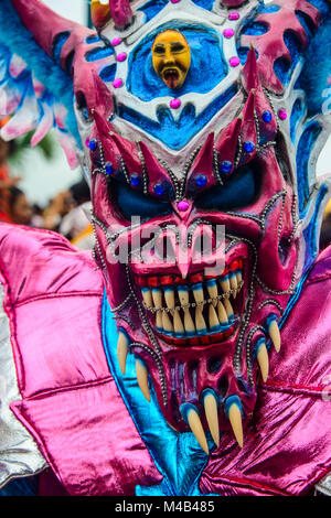 Courful vestito uomo mascherato sul carnevale di Santo Domingo, Repubblica Dominicana Foto Stock