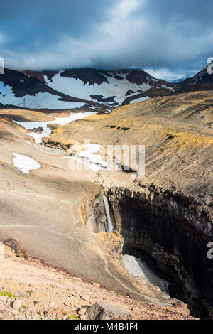 Mezza cascata ghiacciata al di sotto il vulcano Mutnovsky,Kamchatka,Russia Foto Stock