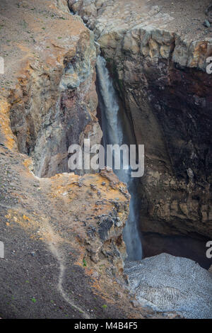 Mezza cascata ghiacciata al di sotto il vulcano Mutnovsky,Kamchatka,Russia Foto Stock