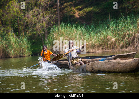 Locale in una piroga,Lago Bunyonyi e,Uganda,Africa Foto Stock