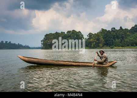 Locale in una piroga,Lago Bunyonyi e,Uganda,Africa Foto Stock