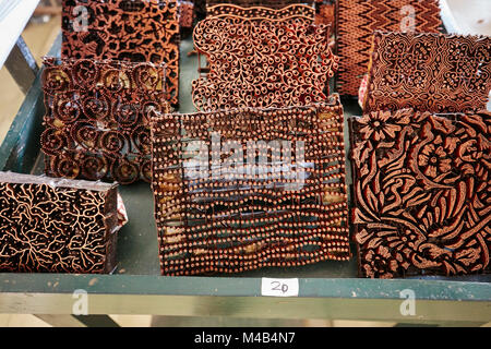 Una selezione di timbri per tappi, timbri in rame utilizzati nella produzione di batik per la stampa su un panno. Negozio Batik Winotosastro, Yogyakarta, Giava, Indonesia. Foto Stock