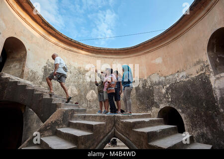 I turisti in Gumuling ben (Sumur Gumuling), uno-storeyed struttura circolare, una volta usato come una moschea. Taman Sari Castello d'acqua, Yogyakarta, Java, Indones Foto Stock