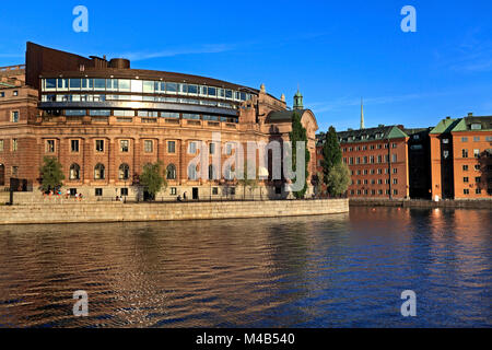 Stoccolma / Svezia - 2013/08/01: città vecchia Gamla Stan con il Parlamento di Svezia Foto Stock