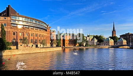 Stoccolma / Svezia - 2013/08/01: città vecchia Gamla Stan con il Parlamento di Svezia e chiesa di Riddarholmen in background Foto Stock