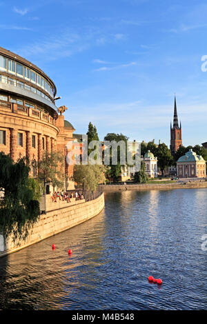 Stoccolma / Svezia - 2013/08/01: città vecchia Gamla Stan con il Parlamento di Svezia e chiesa di Riddarholmen in background Foto Stock