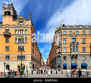 Stoccolma / Svezia - 2013/08/01: Norrmalm district vista dal quartiere Gamla Stan e Drottninggatan street - principale passaggio per lo shopping Foto Stock