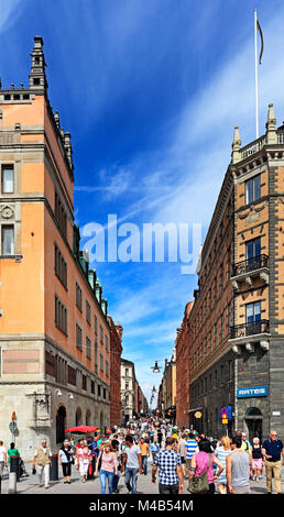 Stoccolma / Svezia - 2013/08/01: Norrmalm district vista dal quartiere Gamla Stan e Drottninggatan street - principale passaggio per lo shopping Foto Stock