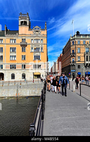 Stoccolma / Svezia - 2013/08/01: Norrmalm district vista dal quartiere Gamla Stan - Drottninggatan street e bridge Riksbron Foto Stock