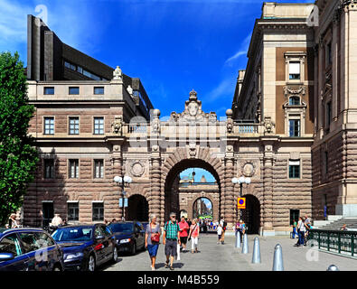 Stoccolma / Svezia - 2013/08/01: città vecchia Gamla Stan e Casa del Parlamento con ponte Stallbron Foto Stock