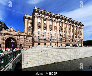 Stoccolma / Svezia - 2013/08/01: città vecchia Gamla Stan e Casa del Parlamento con ponte Stallbron Foto Stock