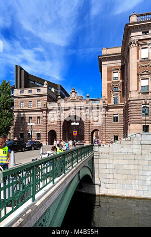 Stoccolma / Svezia - 2013/08/01: città vecchia Gamla Stan e Casa del Parlamento con ponte Stallbron Foto Stock