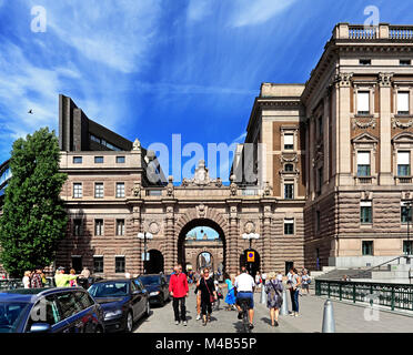 Stoccolma / Svezia - 2013/08/01: città vecchia Gamla Stan e Casa del Parlamento con ponte Stallbron Foto Stock