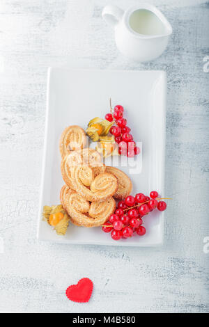 A forma di cuore wiith biscotti di zucchero e cannella Foto Stock