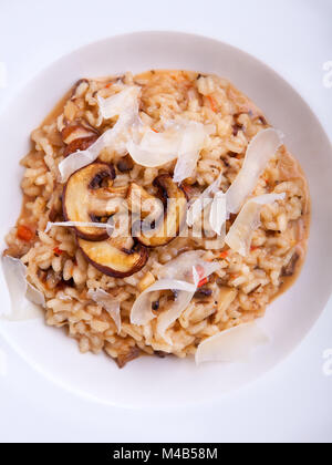 Risotto ai funghi cucina italiana collocati su uno sfondo bianco. Foto Stock