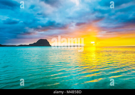 Vista incredibile di Le Morne Brabant al tramonto.Maurizio. Foto Stock