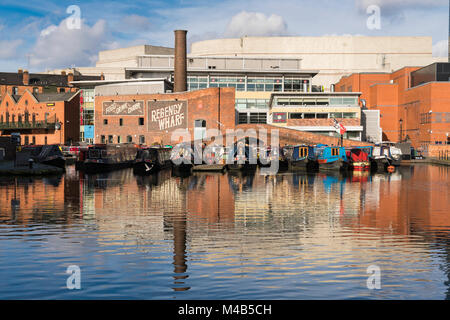 Vista del canale con riflessioni di persone ed edifici in luogo Danielle Birmingham, Regno Unito Foto Stock