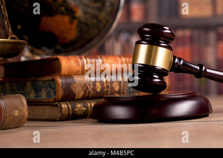 Diritto e Giustizia concetto. Diritto e Giustizia composizione dei simboli. Ufficio legale. Foto Stock