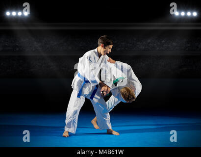 Bambini arti marziali fighters in sports hall Foto Stock