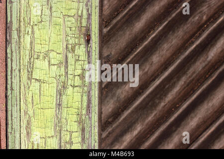 Abstract di verde e marrone, sullo sfondo di legno Foto Stock