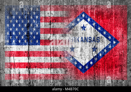 Stati Uniti d'America e Arkansas bandiera sul muro di cemento Foto Stock