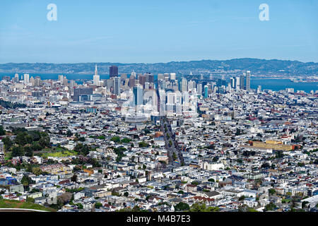 La città di San Francisco, California, Stati Uniti d'America. Da hill top view in una limpida giornata di sole. In piedi guardando oltre il centro e il principale quartiere finanziario. Foto Stock