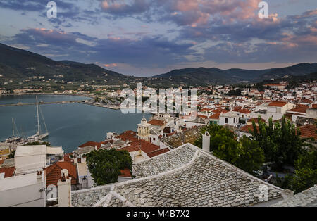 Skopelos è una bellissima isola che attira famiglie e coppie romantiche. È diventato famoso quando le scene del film Mamma Mia sono state filmate vi Foto Stock
