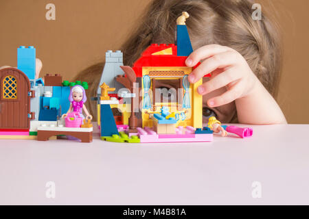 Carino divertente preschooler bambina gioca con la costruzione di blocchi giocattolo costruire una torre in asilo nido stanza. Foto Stock