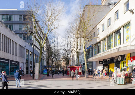 I negozi e gli amanti dello shopping nella zona pedonale New Street nel centro di Birmingham, Regno Unito Foto Stock