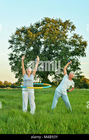 Coppia senior facendo esercizi Foto Stock