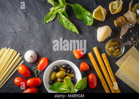 Il cibo italiano ancora in vita sul tavolo scuro vista superiore Foto Stock