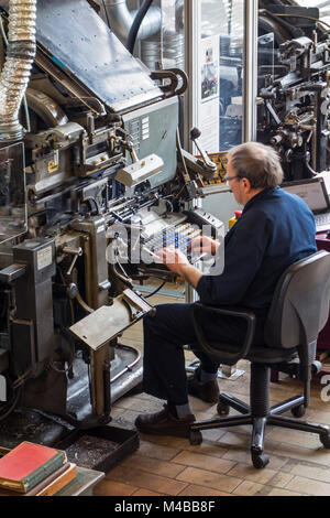 Linotype macchina operatore immette il testo su un 90-tastiera dei caratteri per la stampa di business Foto Stock