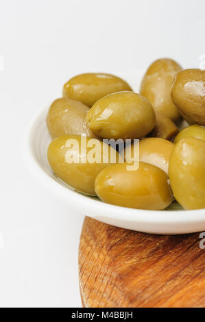 Olive verdi in piatto piccolo Foto Stock