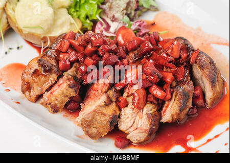 Arrosto di manzo con berry e salsa di mele Foto Stock