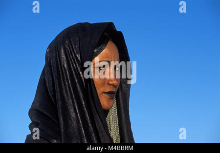 In Algeria. Nei pressi di Djanet. Deserto del Sahara. Donna velata di tribù Tuareg. Blu indaco velo. Ritratto. Foto Stock